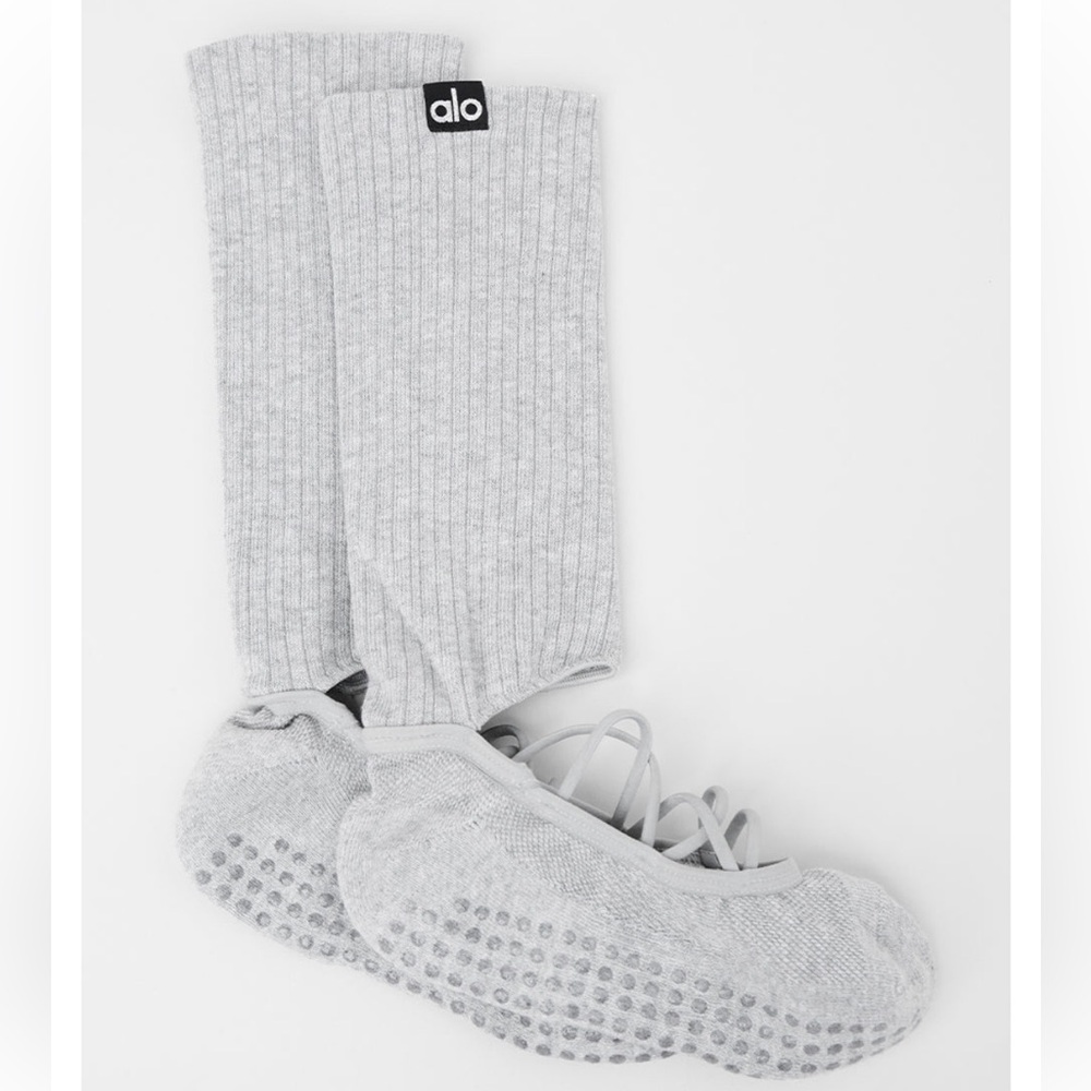 NWT Alo Yoga Strappy Siren Grip Sock Light Gray S/M (5-7.5)
